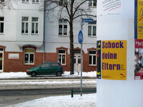 Unser Plakat in Sichtweite der Stadtteilbibliothek Nord in der Reilstraße.
